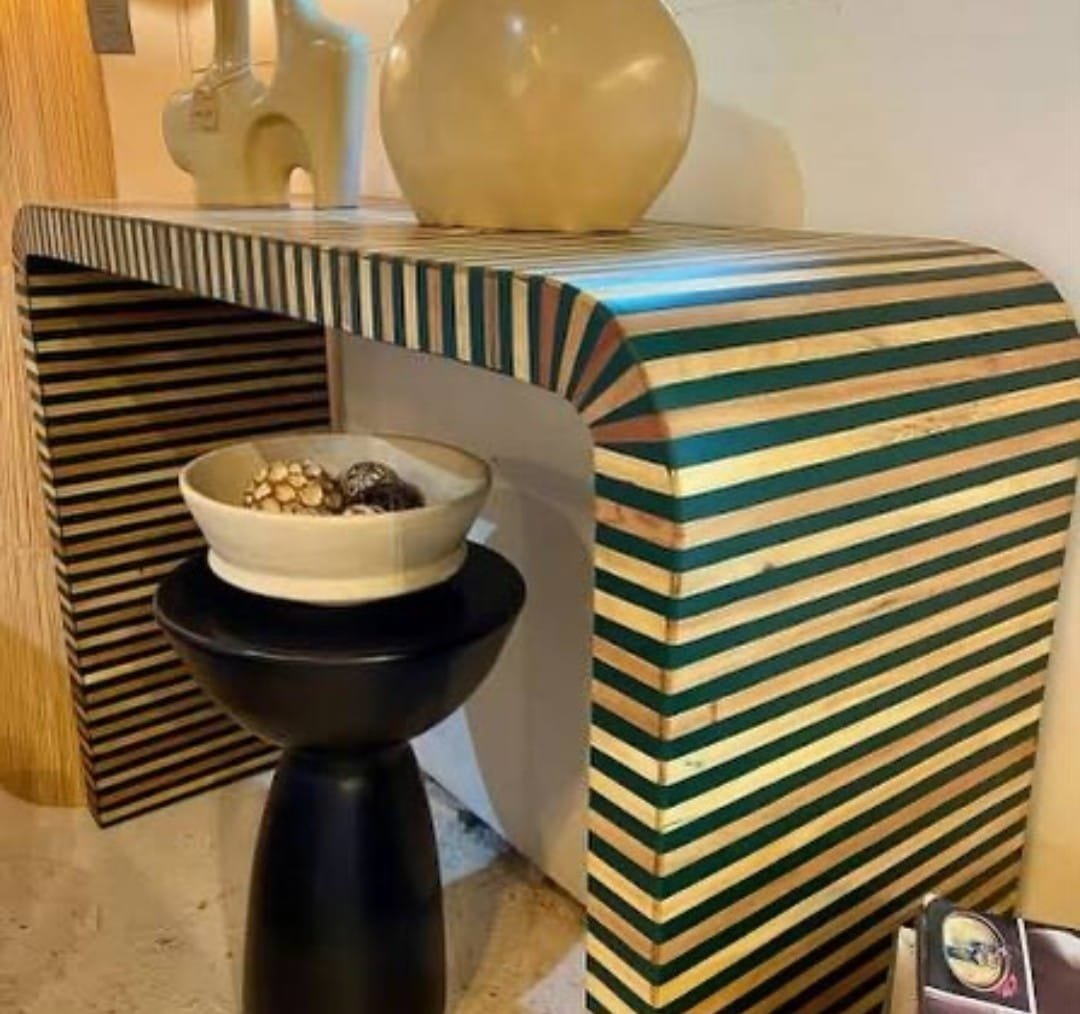 Table en bois et résine motifs géométriques